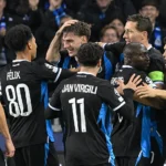 Een groep spelers van Club Brugge viert samen voor de Brugse supporters.