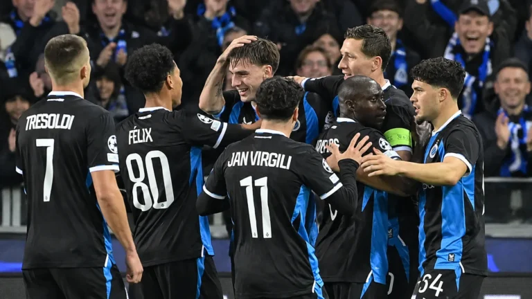 Een groep spelers van Club Brugge viert samen voor de Brugse supporters.