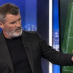Roy Keane tijdens een analyse in een voetbalstudio.