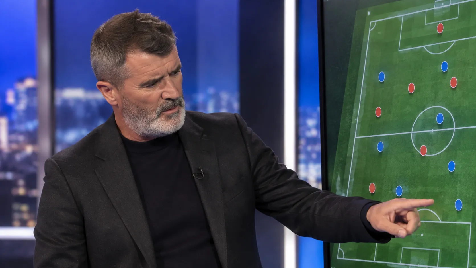 Roy Keane tijdens een analyse in een voetbalstudio.
