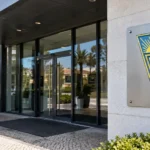 Lege ingang van de clubkantoren van Estoril Praia met een fysiek geïntegreerd clubembleem.