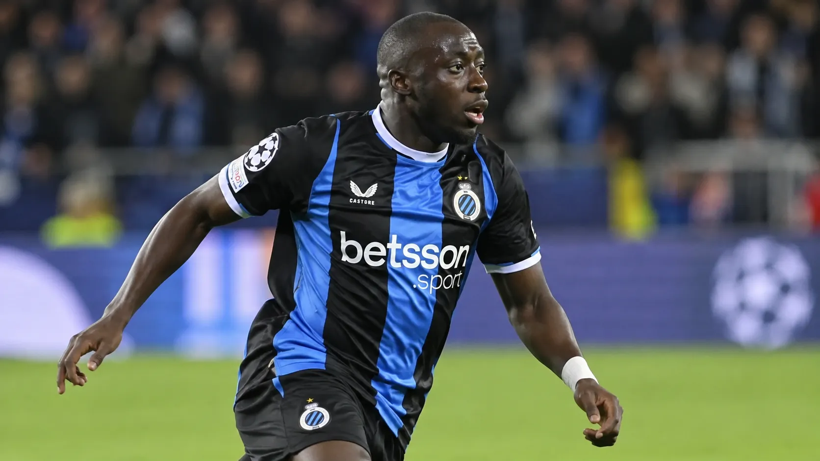 Carlos Forbs van Club Brugge in actie op het voetbalveld.