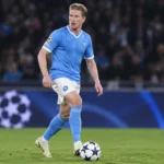 Kevin De Bruyne in het Napoli-tenue tijdens een actie op het middenveld.