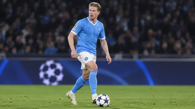 Kevin De Bruyne in het Napoli-tenue tijdens een actie op het middenveld.