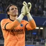 Yann Sommer applaudisseert als doelman van Club Brugge aan de rand van het veld.