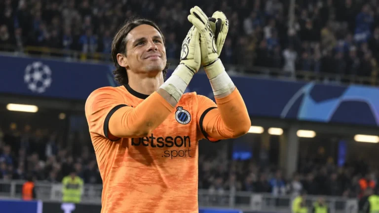 Yann Sommer applaudisseert als doelman van Club Brugge aan de rand van het veld.