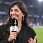Séverine Parlakou als voetbalpresentatrice met een DAZN-microfoon aan de rand van een voetbalveld.