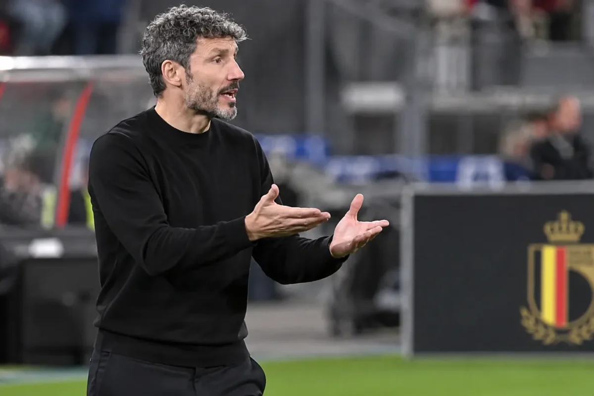 Mark van Bommel gebaart langs de zijlijn bij een wedstrijd van de Rode Duivels.