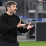 Mark van Bommel gebaart langs de zijlijn bij een wedstrijd van de Rode Duivels.