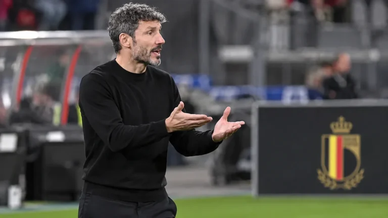 Mark van Bommel gebaart langs de zijlijn bij een wedstrijd van de Rode Duivels.