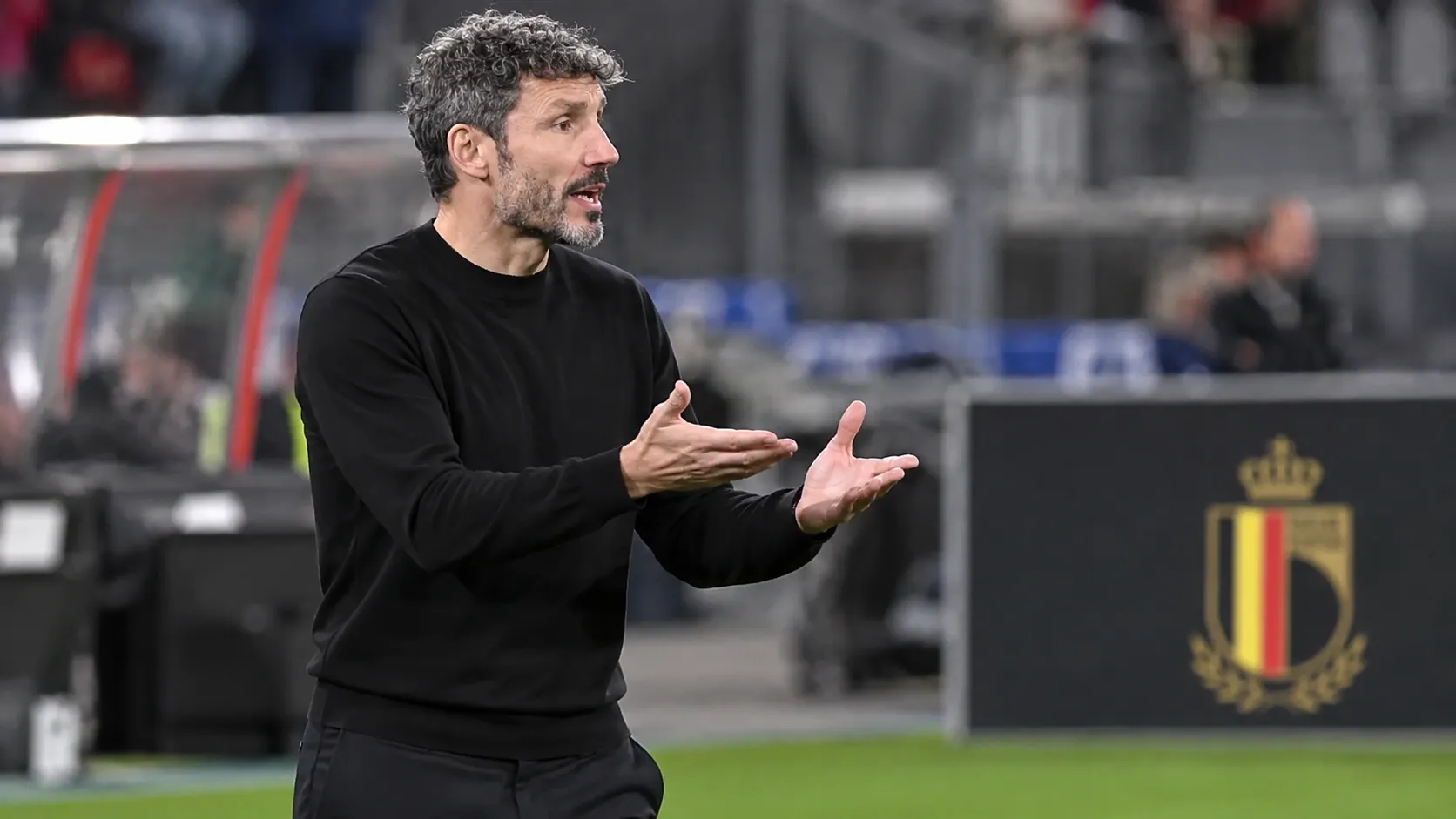Mark van Bommel gebaart langs de zijlijn bij een wedstrijd van de Rode Duivels.
