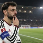 Bruno Fernandes in het tenue van Manchester United op het veld na een wedstrijd.