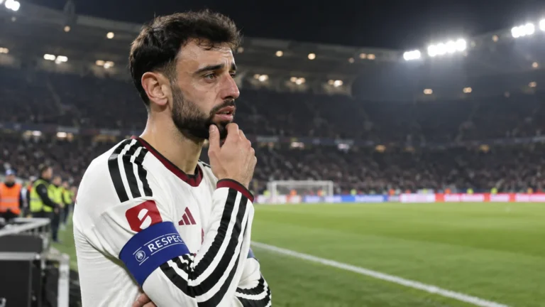Bruno Fernandes in het tenue van Manchester United op het veld na een wedstrijd.