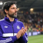 Vitor Bruno staat na de wedstrijd geconcentreerd langs de zijlijn in Anderlecht-trainingskleding.