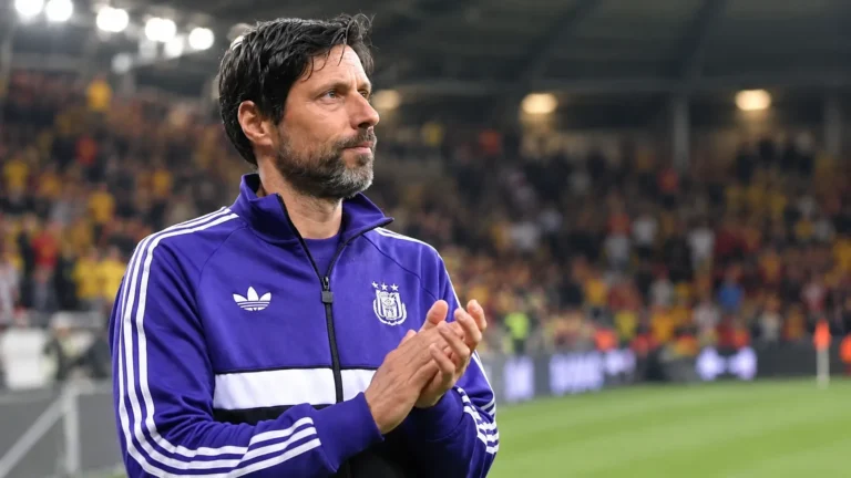 Vitor Bruno staat na de wedstrijd geconcentreerd langs de zijlijn in Anderlecht-trainingskleding.