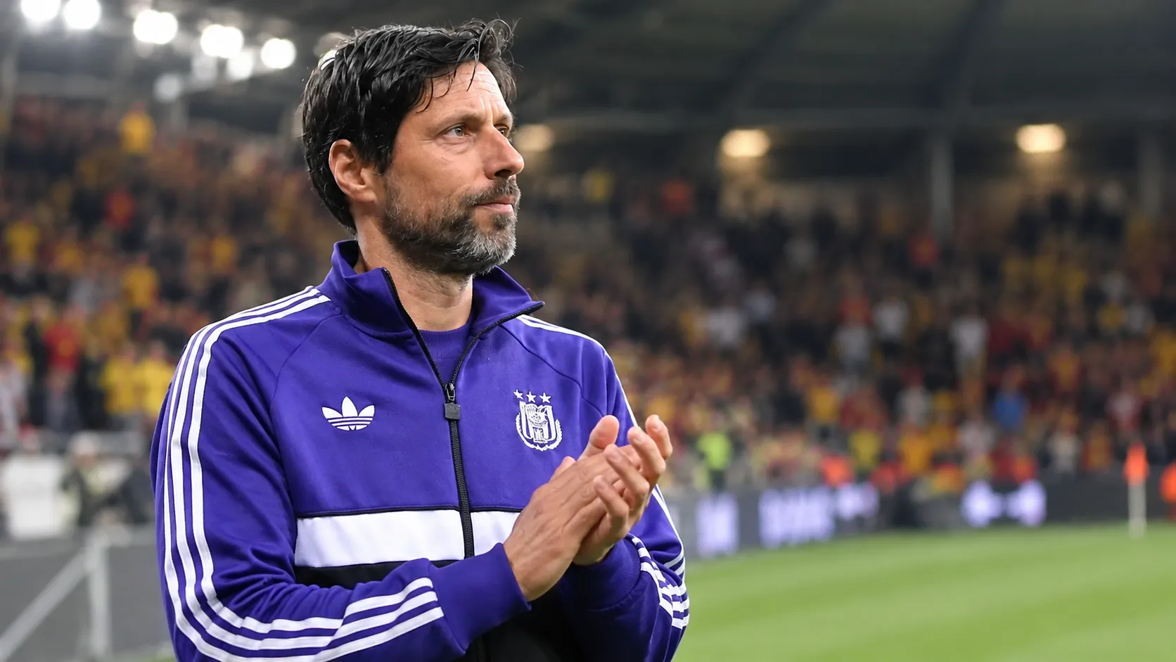 Vitor Bruno staat na de wedstrijd geconcentreerd langs de zijlijn in Anderlecht-trainingskleding.