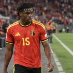 Nathan Ngoy in het Belgische shirt op het veld na de wedstrijd tegen Turkije.