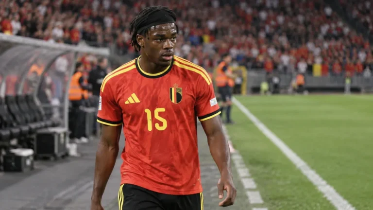 Nathan Ngoy in het Belgische shirt op het veld na de wedstrijd tegen Turkije.