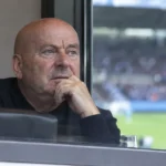 Luciano D'Onofrio kijkt vanuit een stadionloge naar het veld.