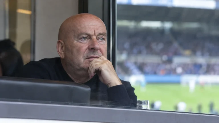 Luciano D'Onofrio kijkt vanuit een stadionloge naar het veld.