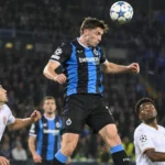 Jorne Spileers van Club Brugge in een luchtduel tijdens een wedstrijd.