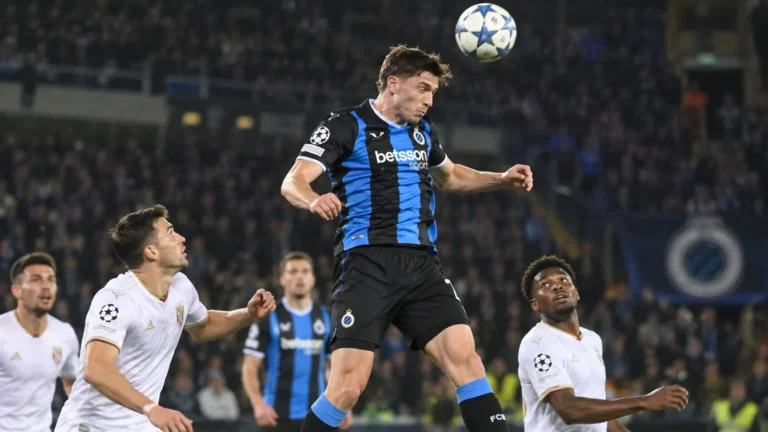 Jorne Spileers van Club Brugge in een luchtduel tijdens een wedstrijd.