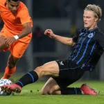 Alexander Vandeperre van Club Brugge in een duel om de bal tijdens een wedstrijd.