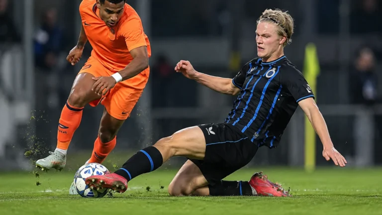 Alexander Vandeperre van Club Brugge in een duel om de bal tijdens een wedstrijd.