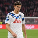 Charles De Ketelaere in het tenue van Atalanta op het veld van de Johan Cruijff ArenA.
