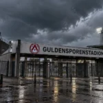 Lege ingang van het Guldensporenstadion bij dreigend stormweer.