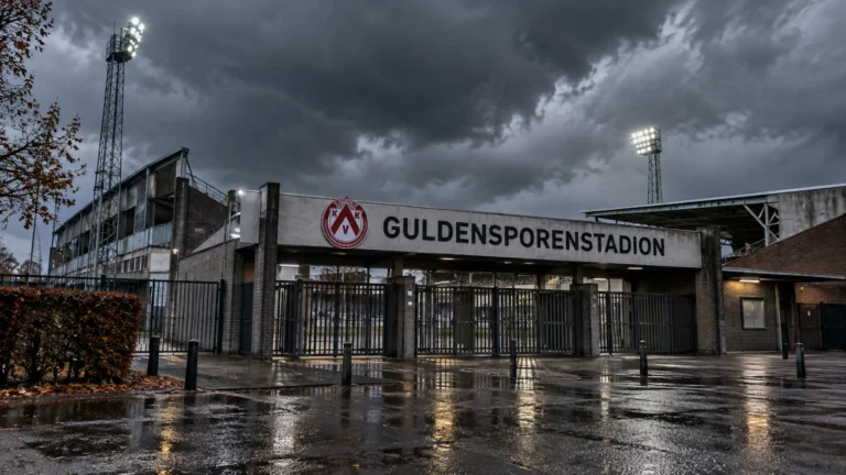 Lege ingang van het Guldensporenstadion bij dreigend stormweer.