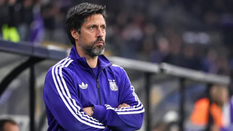 Vitor Bruno in paarse Anderlecht-trainingsjas langs de zijlijn van een stadion.