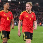Twee spelers van de Belgische nationale ploeg wandelen na de wedstrijd op het veld van Sclessin.
