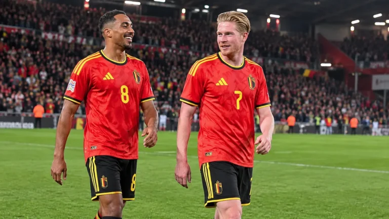 Twee spelers van de Belgische nationale ploeg wandelen na de wedstrijd op het veld van Sclessin.