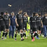 Een groep KAA Gent-spelers wandelt na een Europese wedstrijd van het veld.