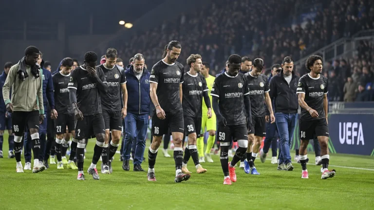 Een groep KAA Gent-spelers wandelt na een Europese wedstrijd van het veld.