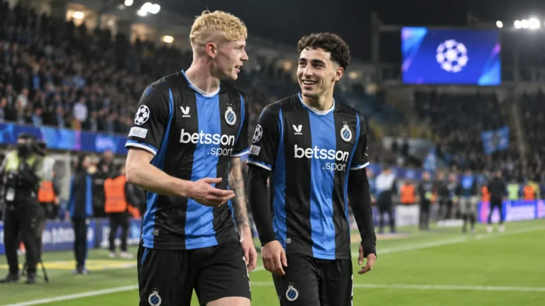 Joaquin Seys en een ploegmaat van Club Brugge op het veld na een Europese wedstrijd.