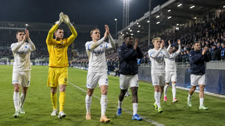 Een groep KRC Genk-spelers en stafleden bedankt na een avondwedstrijd de supporters.