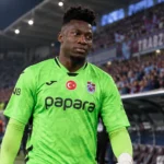 André Onana in het doelmanstenue van Trabzonspor na een Europese wedstrijd.