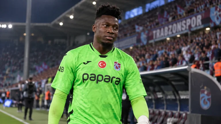 André Onana in het doelmanstenue van Trabzonspor na een Europese wedstrijd.