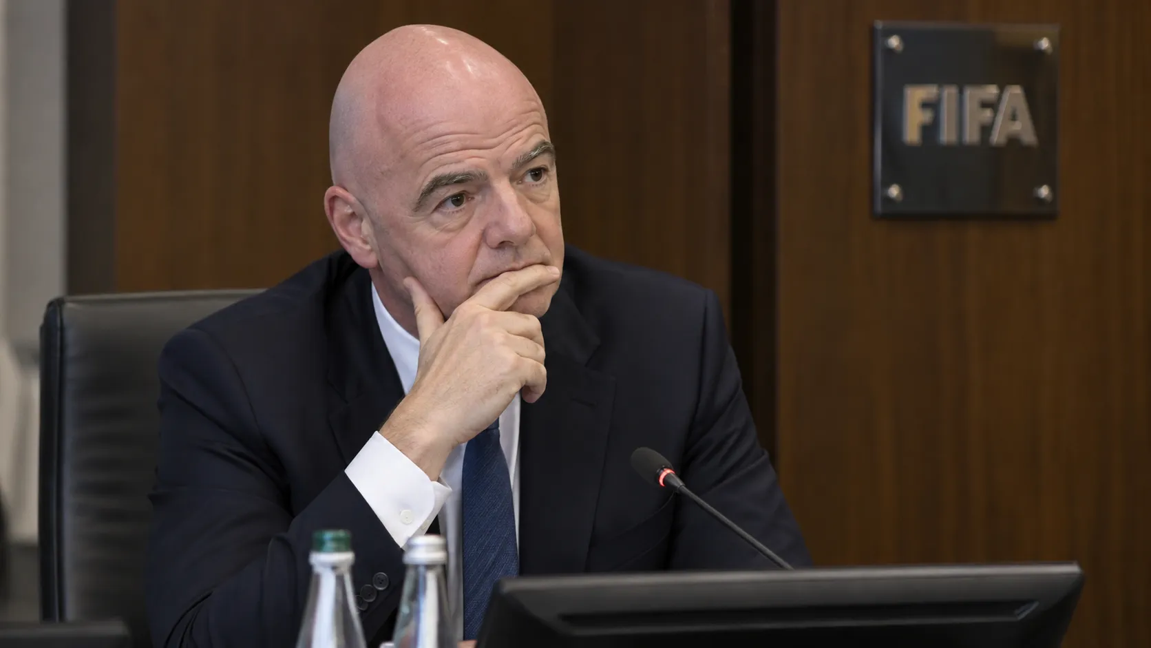 Gianni Infantino tijdens een formele FIFA-vergadering in Zürich.
