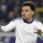 Mario Stroeykens van Anderlecht gebarend op het veld tijdens een wedstrijd.