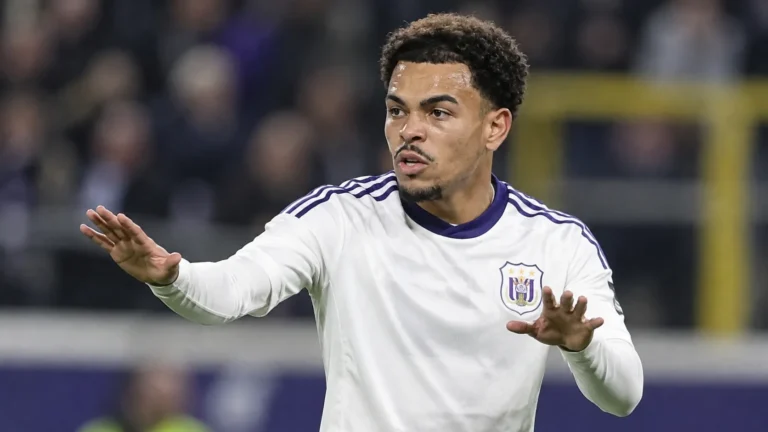 Mario Stroeykens van Anderlecht gebarend op het veld tijdens een wedstrijd.