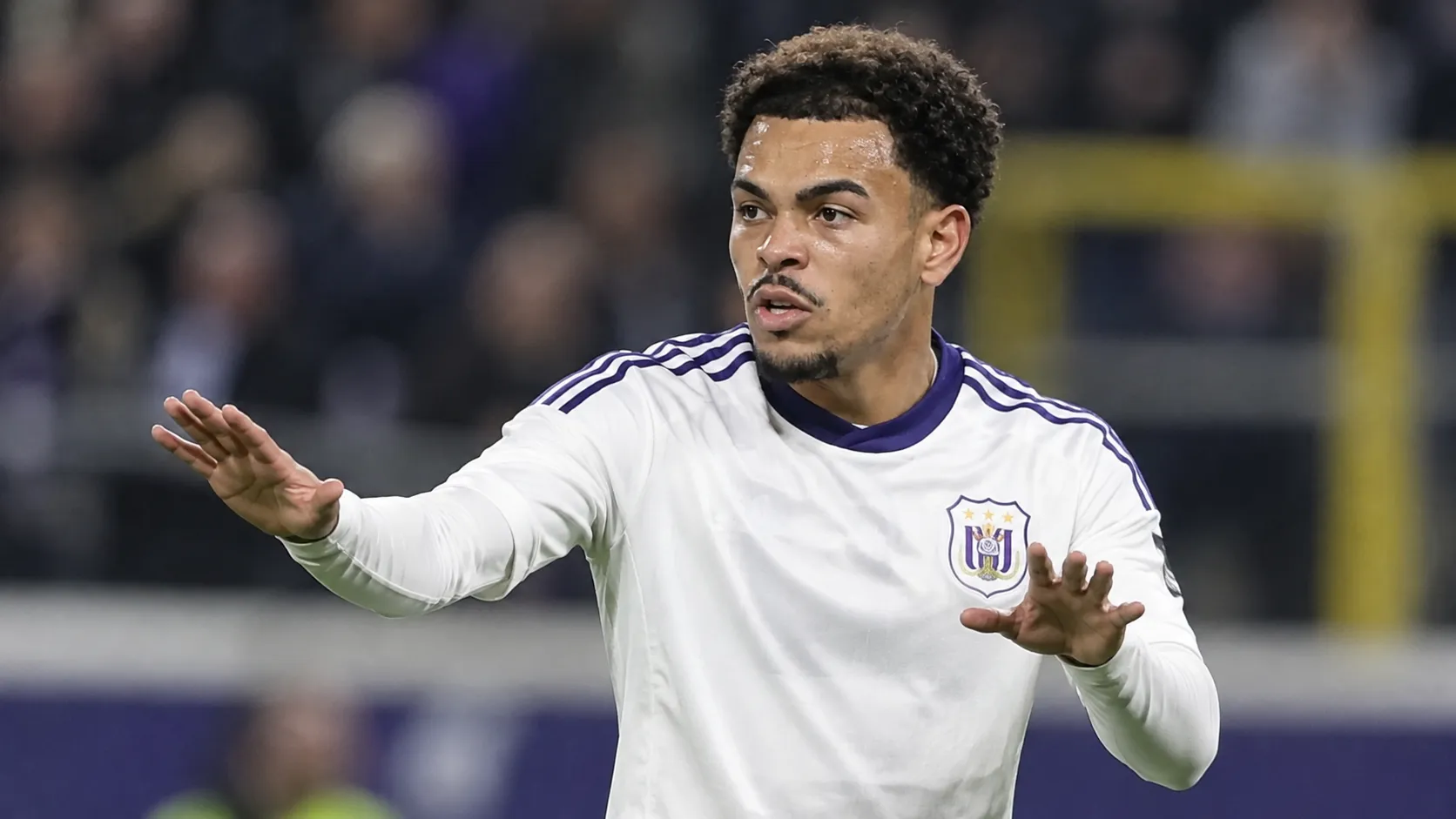 Mario Stroeykens van Anderlecht gebarend op het veld tijdens een wedstrijd.