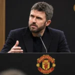 Michael Carrick spreekt aan een lessenaar tijdens een persmoment van Manchester United.