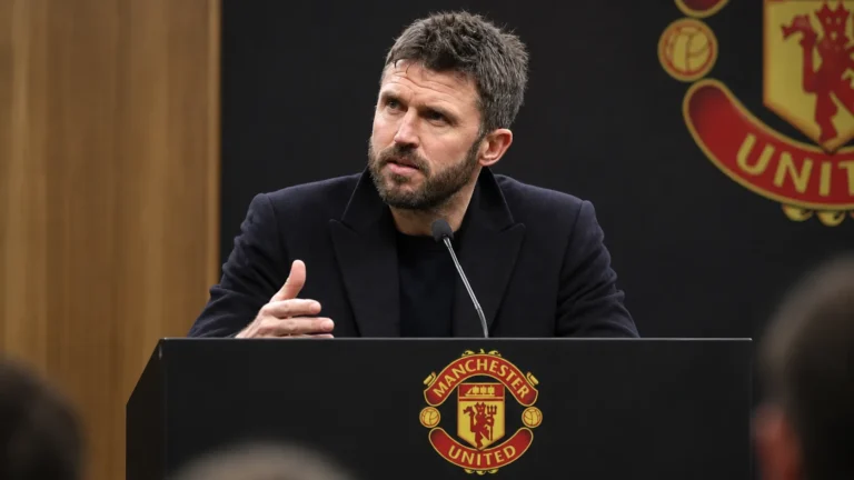 Michael Carrick spreekt aan een lessenaar tijdens een persmoment van Manchester United.
