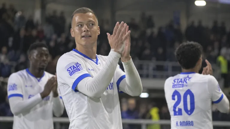 Daan Heymans applaudisseert in het witte tenue van KRC Genk na een wedstrijd.