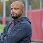 Vincent Kompany als Bayern München-trainer langs een trainingsveld.
