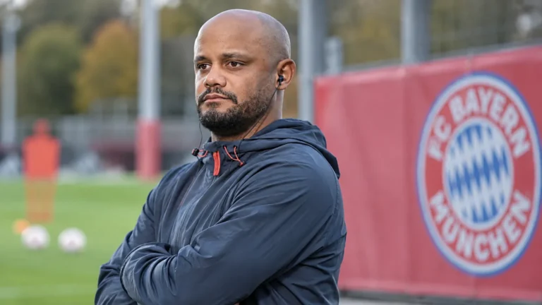 Vincent Kompany als Bayern München-trainer langs een trainingsveld.
