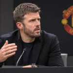 Michael Carrick spreekt geconcentreerd tijdens een persconferentie van Manchester United.